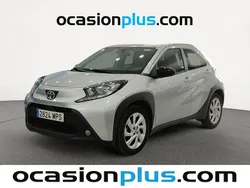 Gris Usado 2024 Toyota Aygo Play Utilitario | 13.773 € (Precio justo)