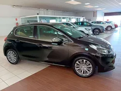 Negro Usado 2015 Peugeot 208 Allure Utilitario | 10.300 € (Un poco caro)