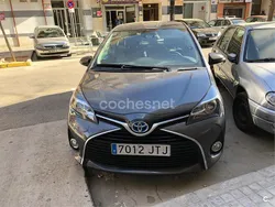 Gris / plata Usado 2016 Toyota Yaris Hybrid Active Berlina | 9600 € (Precio justo)