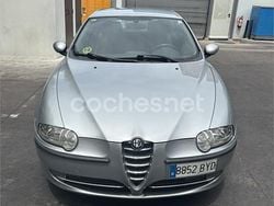 Gris / plata Usado 2002 Alfa Romeo 147 Distinctive Utilitario | 4500 €