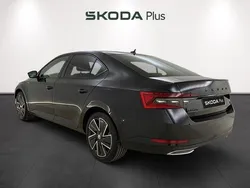 Negro Usado 2023 Skoda Superb SportLine Berlina | 34.500 € (Precio justo)