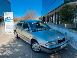 Gris / plata Usado 2000 Skoda Octavia Elegance Berlina | 2450 €