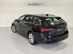 Negro Usado 2024 Skoda Octavia Selection Familiar | 25.900 €