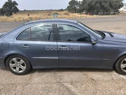 Azul Usado 2004 Mercedes E320 Elegance Berlina | 3100 € (Caro)