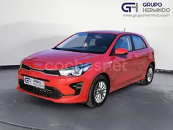 Rojo Usado 2023 Kia Rio Berlina | 14.500 € (Precio justo)