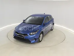 Azul Usado 2024 Kia Ceed Berlina | 19.740 € (Precio justo)