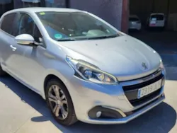 Gris / plata Usado 2016 Peugeot 208 Active Utilitario | 5999 € (Buen precio)
