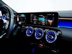 Gris Usado 2018 Mercedes A180 AMG Utilitario | 27.990 €