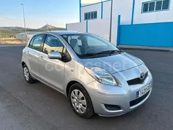 Gris / plata Usado 2009 Toyota Yaris Active Berlina | 6500 € (Buen precio)