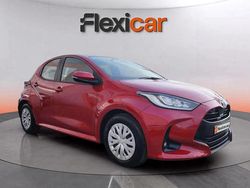 Rojo Usado 2023 Toyota Yaris Hybrid Active Berlina | 17.490 € (Super precio)