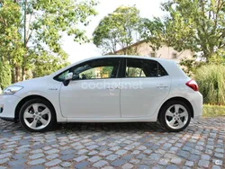 Blanco Usado 2011 Toyota Auris Hybrid Active Berlina | 10.900 € (Un poco caro)