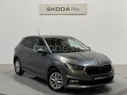 Gris / plateado Usado 2024 Skoda Fabia Selection Berlina | 15.900 € (Buen precio)