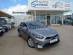 Gris Usado 2023 Kia Ceed Berlina | 17.950 € (Precio justo)