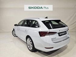Blanco Usado 2022 Skoda Octavia Ambition Familiar | 25.000 € (Buen precio)
