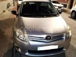 Gris / plata Usado 2010 Toyota Auris Active Berlina | 5300 € (Precio justo)