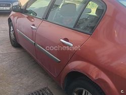 Granate Usado 2004 Renault Mégane II Authentique Berlina | 2000 € (Precio justo)