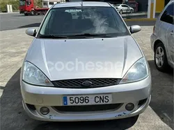 Gris / plata Usado 2003 Ford Focus Trend Berlina | 2000 € (Precio justo)