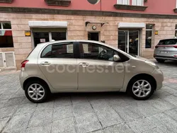 Beige Usado 2011 Toyota Yaris Connect Style Berlina | 8390 € (Caro)