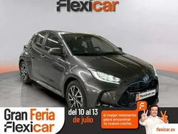 Gris Usado 2022 Toyota Yaris Hybrid Plus Berlina | 18.990 € (Precio justo)