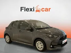 Gris Usado 2022 Toyota Yaris Hybrid Active Berlina | 15.490 € (Super precio)
