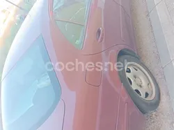 Granate Usado 2004 Mercedes E220 Classic Berlina | 2000 €