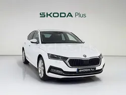 Blanco Usado 2024 Skoda Octavia Selection Berlina | 33.300 € (Un poco caro)