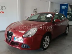 Granate Usado 2010 Alfa Romeo Giulietta Distinctive Utilitario | 4890 € (Precio justo)