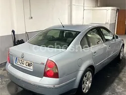 Azul Usado 2003 VW Passat Highline Berlina | 2200 € (Buen precio)