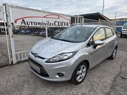 Gris / plata Usado 2011 Ford Fiesta Berlina | 4900 € (Caro)