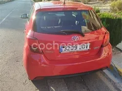Rojo Usado 2015 Toyota Yaris City Berlina | 10.000 € (Caro)