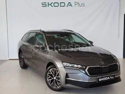 Gris Usado 2025 Skoda Octavia Selection Familiar | 30.200 € (Buen precio)