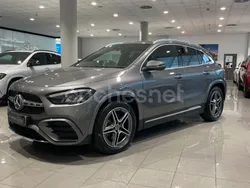 Gris / plata Usado 2024 Mercedes GLA200 SUV | 43.990 € (Precio justo)