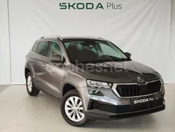 Gris / plata Usado 2024 Skoda Karoq Selection SUV | 26.400 € (Precio justo)