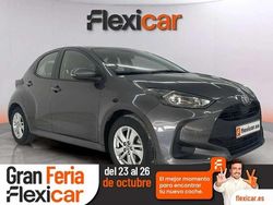 Gris Usado 2023 Toyota Yaris Berlina | 15.590 € (Precio justo)
