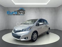 Gris / plata Usado 2014 Toyota Yaris Active Berlina | 6800 € (Caro)