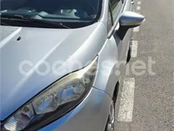 Gris / plata Usado 2013 Ford Fiesta Trend Utilitario | 5500 € (Precio justo)