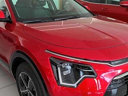 Runway red c rojoe Usado 2024 Kia Niro SUV | 26.080 € (Precio justo)