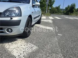 Gris / plata Usado 2002 Renault Clio II Privilege Berlina | 3300 € (Precio justo)