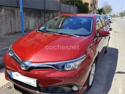 Granate Usado 2018 Toyota Auris Hybrid Business Edition Berlina | 15.000 € (Precio justo)