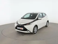 Blanco Usado 2016 Toyota Aygo X-play Utilitario | 8199 €