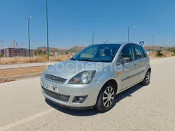 Gris / plata Usado 2007 Ford Fiesta Ghia Utilitario | 3900 € (Precio justo)