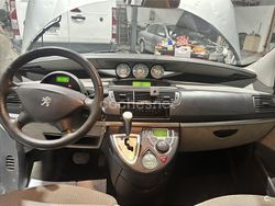 Gris / plata Usado 2005 Peugeot 807 Monovolumen | 9500 €