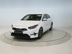 Blanco Usado 2023 Kia Ceed Berlina | 21.900 € (Un poco caro)
