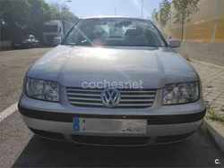 Gris / plata Usado 2002 VW Bora Conceptline Berlina | 5500 €