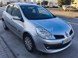 Gris / plata Usado 2009 Renault Clio II Expression Berlina | 3300 € (Precio justo)
