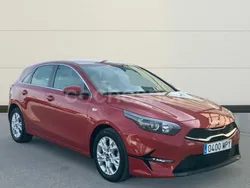 Rojo Usado 2024 Kia Ceed Berlina | 20.400 € (Precio justo)