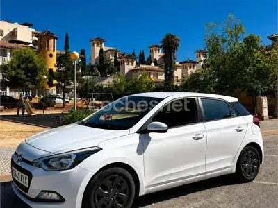 Usado Hyundai i20 75 CV (55 kW) 2018 Blanco Berlina