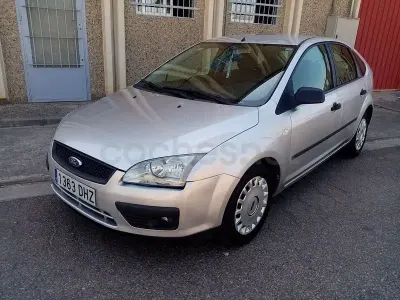 Usado Ford Focus Trend 109 CV (80 kW) 2006 Gris / plata Berlina
