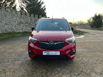 Usado Opel Combo Life Innovation 131 CV (96 kW) 2019 Rojo Monovolumen