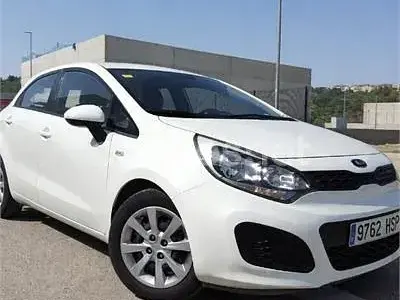 Usado Kia Rio 85 CV (62 kW) 2013 Blanco Berlina